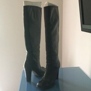 Black leather boots with heel